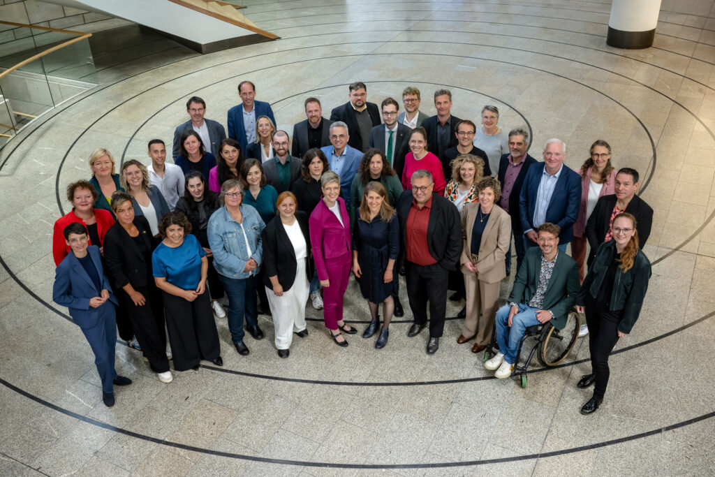Man sieht viele Menschen von oben Fotografiert, die in einem Bogen stehen -Gruppenbild der Grünen Abgeordneten aus dem Landtag NRW